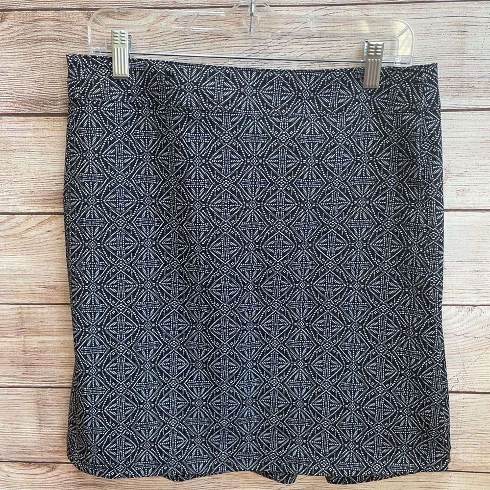 RIP SKIRT IN BLACK AND WHITE GEOMETRIC PRINT